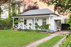 The Little White Cottage - Country Elegance Near CBD, Mudgee